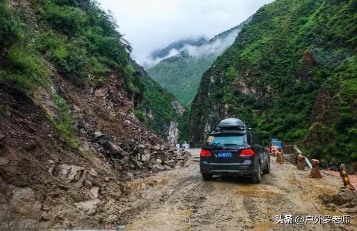 70岁大爷开房车在云南普洱冲下百米山崖，原来是因为不熟悉路况
