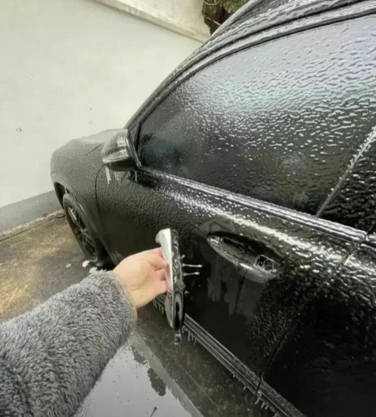 笑麻了！湖北下冻雨车子像被包浆，网友质疑是假的，笑死在评论区