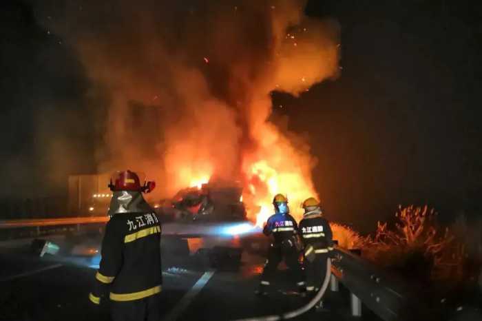 国庆前夕，四川高速发生重大车祸，多图曝光现场惨烈景象，可怕