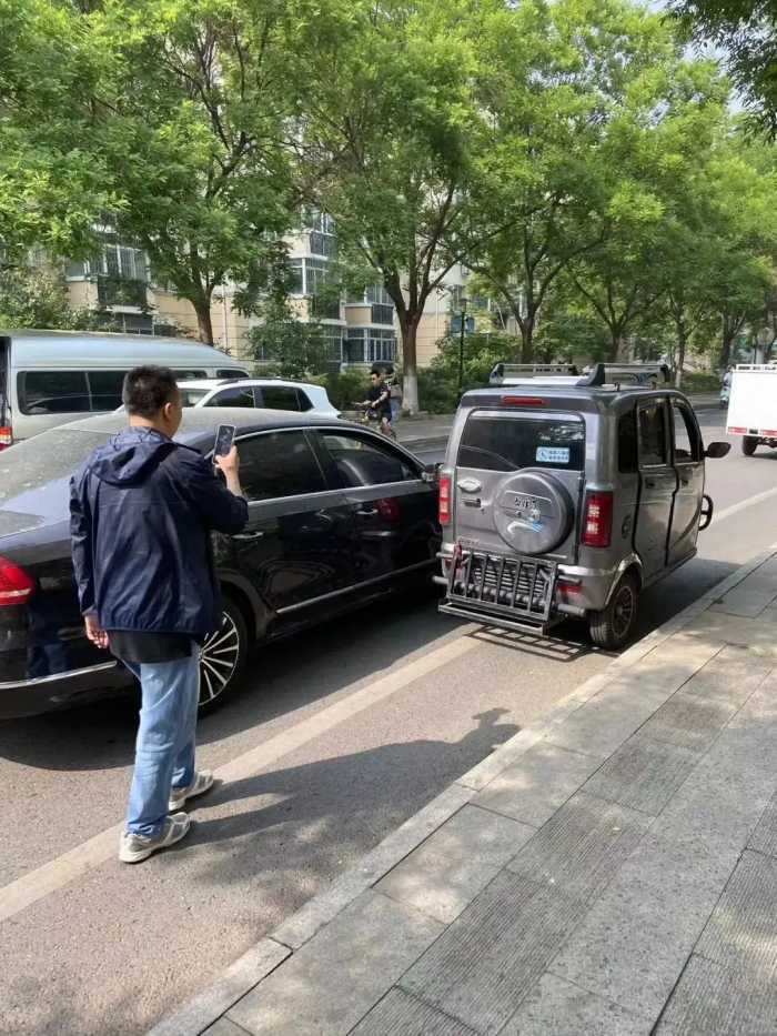 今晨苑里发生两起交通事故，涉及大货车、老年代步车！多图直击——