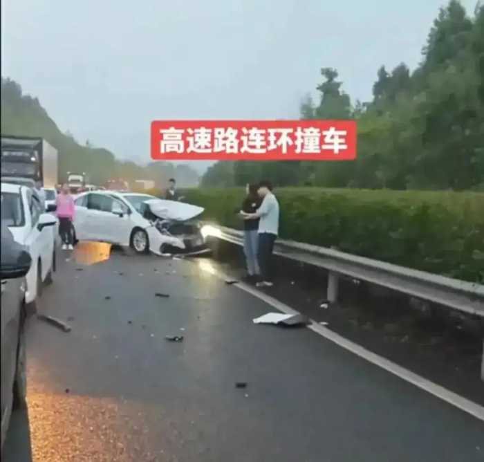 国庆前夕，四川高速发生重大车祸，多图曝光现场惨烈景象，可怕