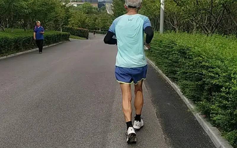 63岁大爷每早坚持锻炼，一年后尿毒症离世，医生惋惜：犯了3个错